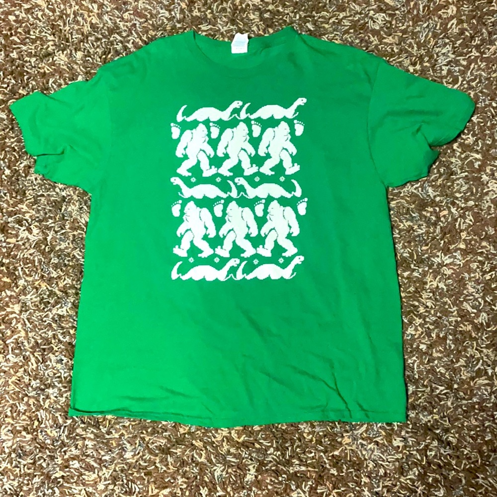 Bigfoot and lochnees monster t shirt.. Extra arge